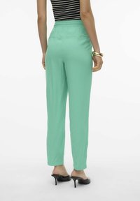 Mintgroene elastische taillebroek met een rechte pijpdesign, voorzien van twee achterzakken en een lichtgewicht stoftextuur.