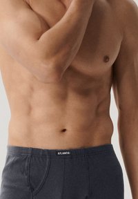 Szare bawe�łniane bokserki o miękkiej fakturze, z elastycznym paskiem w rozmiarze "ATLANTIC" i luźnym kroju.
