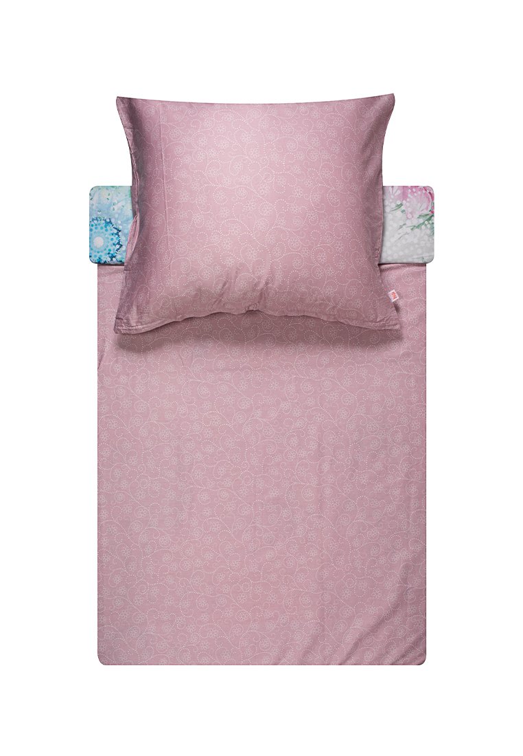 Rosa Bettwäsche-Set mit dezentem Blumenmuster. Enthält ein passendes Kissen und einen mehrfarbigen Akzent an einer Kante. Weiche Stofftextur festgestellt.