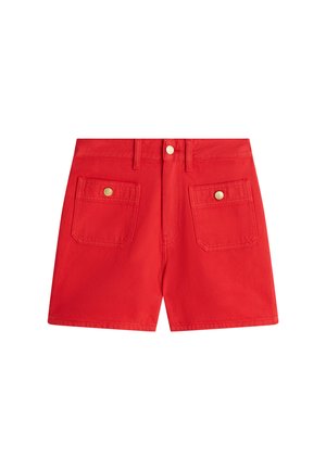Rode spijkershorts met twee voorzakken voorzien van gouden knoopsluitingen en lussen voor een riem in de tailleband.