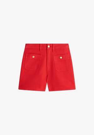 Rote Jeans-Shorts mit zwei vorderen Taschen, die mit goldfarbenen Knöpfen verschlossen sind, und Gürtelschlaufen am Bund.