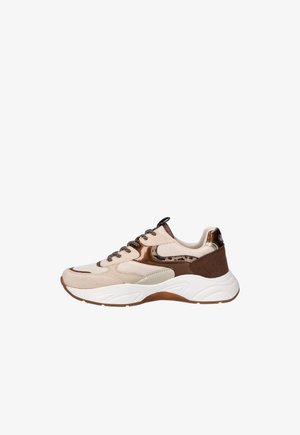 Beige en bruine sneaker met mesh, suède en leren panelen, patroonveters, dikke witte zool en een trekband op de tong, zijaanzicht.