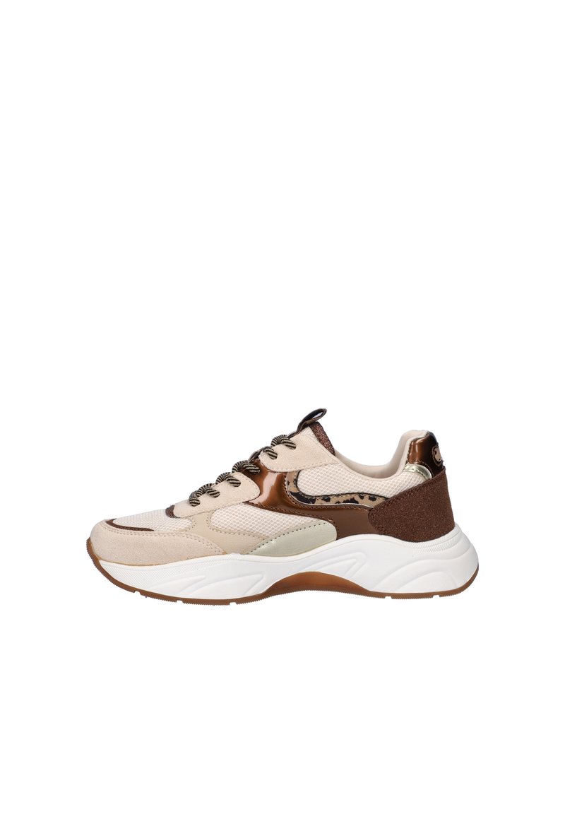 Beige en bruine sneaker met mesh, suède en leren panelen, patroonveters, dikke witte zool en een trekband op de tong, zijaanzicht.