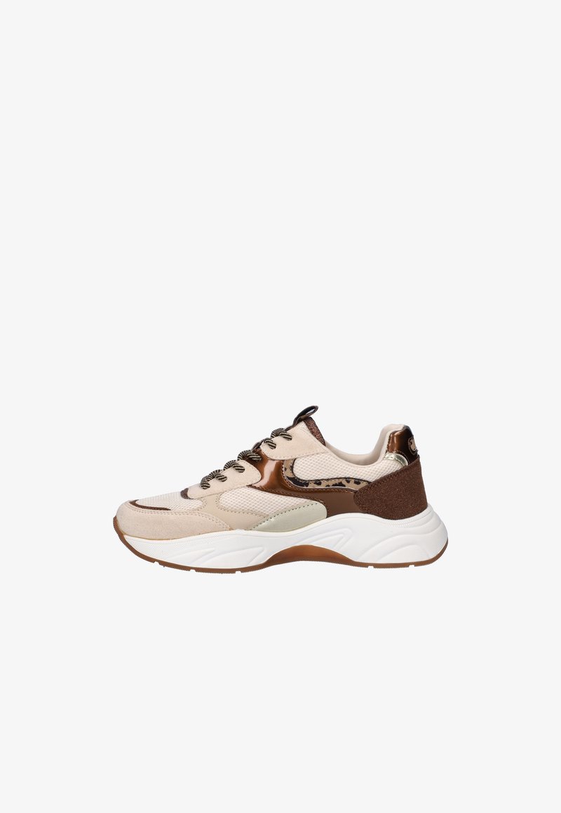 Beige en bruine sneaker met mesh, suède en leren panelen, patroonveters, dikke witte zool en een trekband op de tong, zijaanzicht.