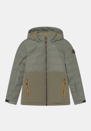 Veste bicolore verte à capuche avec fermeture éclair intégrale à l’avant, manches longues, poignets ajustables et deux poches avant zippées avec des accents orange.