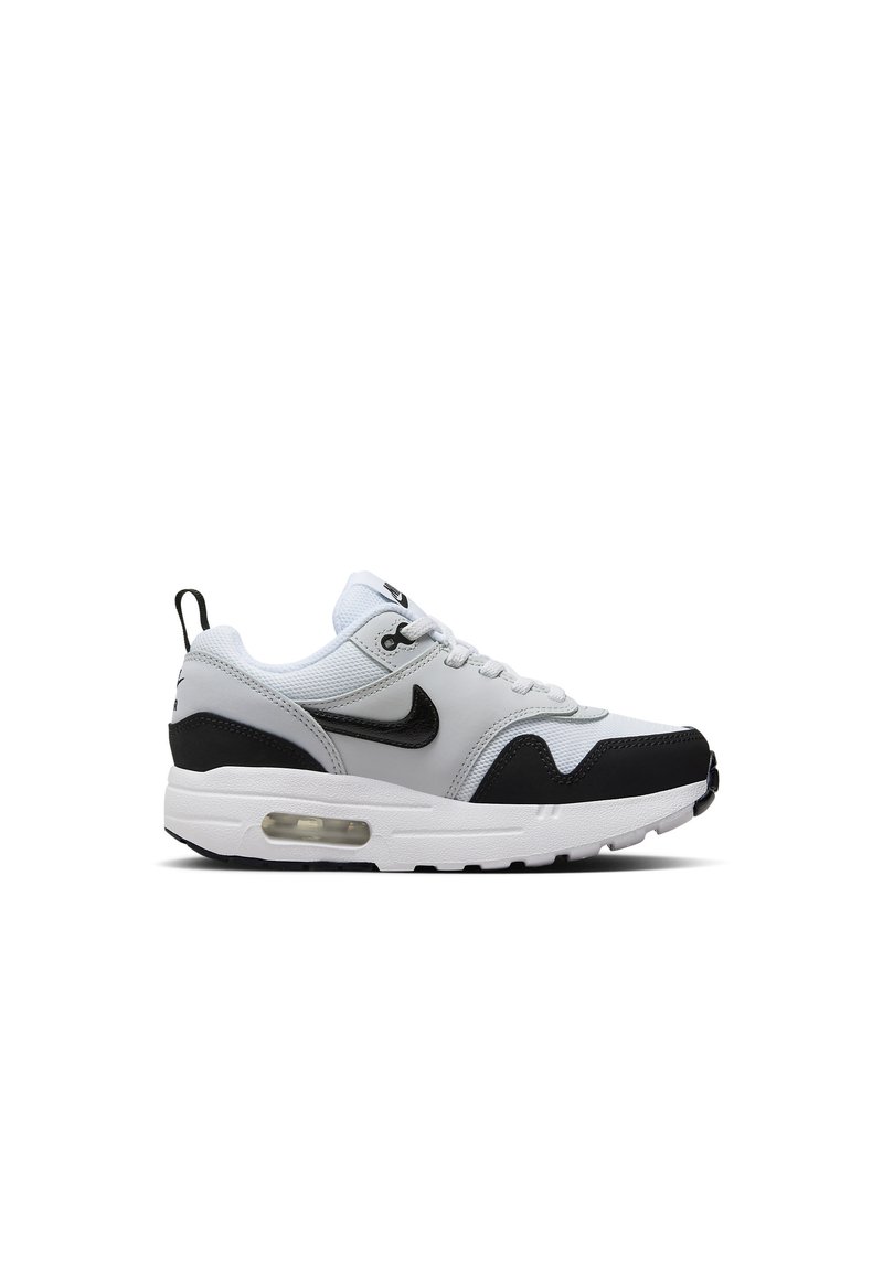 Nike Air Max 1 sneaker in grijs en zwart, met een bovenwerk van mesh en synthetisch materiaal, witte tussenzool en zichtbare luchtunit in de hiel.