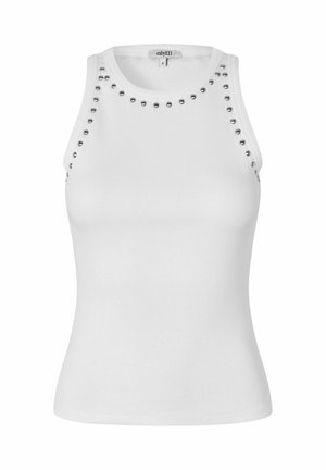 Top in cotone bianco a costine con borchie argentate rotonde lungo il collo e le spalle, dal design aderente e senza maniche.