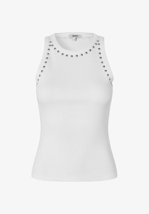 Witte geribde tanktop met ronde zilveren studs langs de halslijn en schouders, met een getailleerd ontwerp en zonder mouwen.