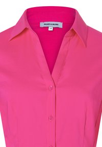 Leuchtend pinke Bluse mit Kragen, durchgehender Knopfleiste und glatter Textur. Verfügt über ein eingesticktes Markenetikett im Inneren. Modellgröße 36.
