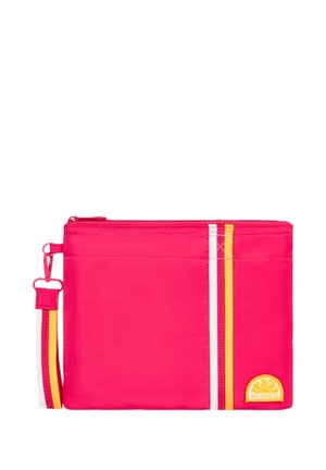 Astuccio rettangolare rosa acceso con cinturino da polso, strisce verticali bianche e gialle, e una piccola toppa del logo gialla in basso a destra.