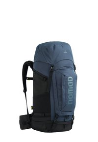Navyblauwe rugzak met een grote bovenflap, zwarte accenten, verstelbare banden en een opvallend "nomad" logo aan de zijkant. Duurzame stofconstructie.