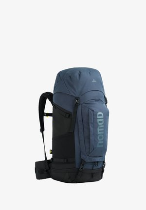 Marineblaue Rucksack mit einer großen oberen Klappe, schwarzen Akzenten, verstellbaren Trägern und einem auffälligen "nomad"-Logo an der Seite. Robuste Stoffkonstruktion.
