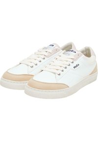 Sneaker bianchi in pelle con dettagli in suede beige chiaro, punta tonda e lacci piatti. Presentano una suola in gomma texturizzata e un logo del marchio discreto.