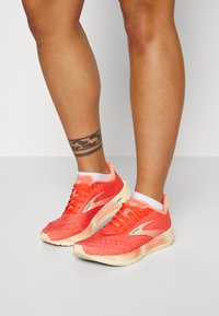 Brooks HYPERION TEMPO - Hardloopschoenen voor op de weg - hot coral flan fusion coral