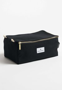 Bolsa de almacenamiento de tela negra con cremallera dorada, de forma rectangular, con dos asas de cuerda y una etiqueta blanca con el logo "SOULEWAY".