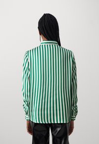 JDY JDYFIFI - Overhemdblouse - cloud dancer/evergreen