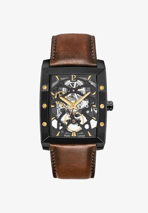 Czarny, prostokątny zegarek, szkieletowa tarcza z złotymi akcentami, brązowy skórzany pasek, widoczne mechanizmy i charakterystyczne znaczniki godzin.
