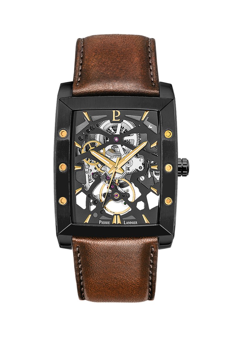 Montre rectangulaire noire en métal, cadran squelette avec accents dorés, bracelet en cuir marron, engrenages visibles et marqueurs d'heures distinctifs.