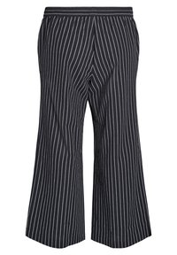Pantaloni a gamba larga neri con righe verticali bianche, vita elasticizzata e tessuto morbido. Presentano tasche laterali e una vestibilità ampia.