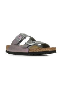 Sandal in materiale sintetico viola con due cinturini, suola in sughero, fibbie argentate e una soletta testurizzata per il comfort.