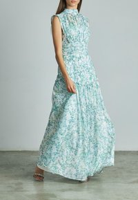 Floral langes Kleid in Hellblau und Grün mit hohem Ausschnitt, gefaltetem Oberteil und gerafften Details an der Taille und dem Saum.