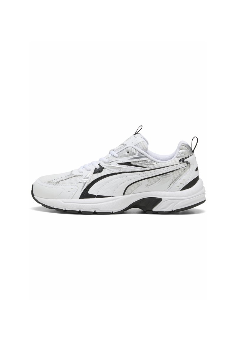Hvide og sorte atletiske sneakers med mesh- og læderdetaljer, snørebåndslukning og tyk polstret sål på en hvid baggrund.