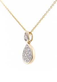 Aukso grandinėlė su lašo formos pakabuku, turinčiu sidabrinį tekstūruotą paviršių ir mažais skaidriais akmenukais, išdėstytais apskritimo forma.