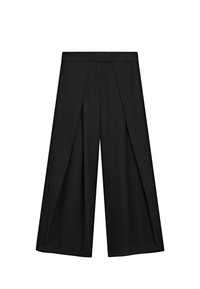 Pantaloni neri ampi e corti con pieghe frontali e vita alta.