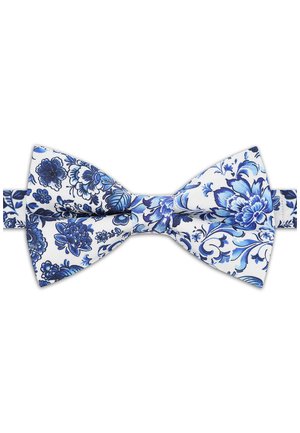 Biała muszka z misternym niebieskim wzorem kwiatowym i liśćmi, starannie zawiązana i przedstawiona na białym tle.