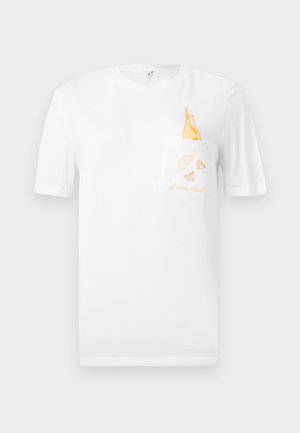 Valge lühikeste varrukatega T-särk esikotiga, millel on oranž joonistus limonaadipudelist, sidruniviiludest ja sõnast "Lemonade".