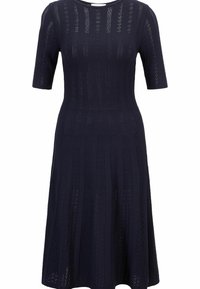Stickad klänning i mörk marinblå, med korta ärmar, ribbad textur och en utställd kjol. Subtil vertikal randig mönster över hela.