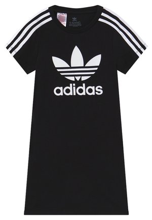 Czarna sukienka t-shirt Adidas z białym logo trefoil i nazwą marki na przodzie, z trzema białymi paskami na każdym ramieniu.