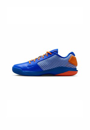 Blauwe sportschoenen met oranje veters en accenten. Textuurpanelen van mesh aan de zijkanten, gebogen ontwerp en een contrasterende oranje zool.