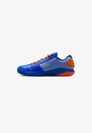 Blaue Sportschuhe mit orangefarbenen Schnürsenkeln und Akzenten. Strukturiertes Mesh-Gewebe an den Seiten, geschwungenes Design und eine kontrastierende orangefarbene Sohle.