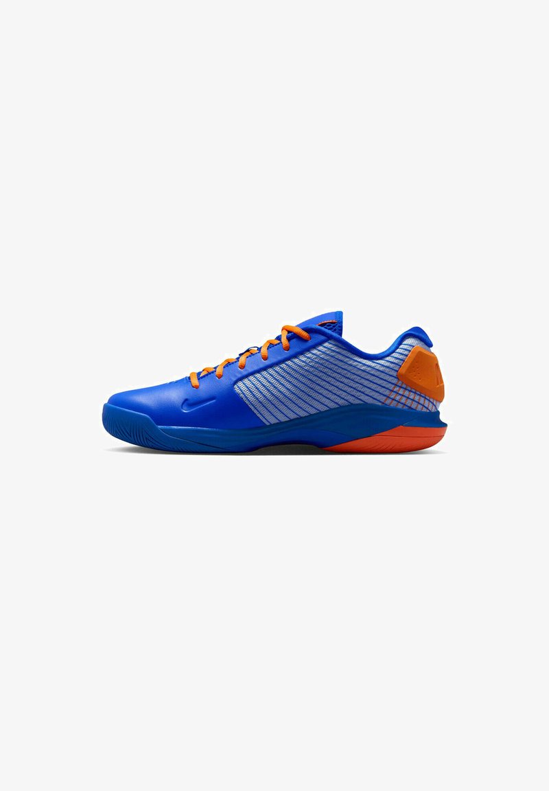 Blaue Sportschuhe mit orangefarbenen Schnürsenkeln und Akzenten. Strukturiertes Mesh-Gewebe an den Seiten, geschwungenes Design und eine kontrastierende orangefarbene Sohle.