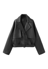 Chaqueta corta de cuero negra con solapas anchas, botones cruzados, mangas largas y cinturón en la cintura.