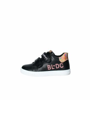 Sneaker nera in pelle con doppie chiusure in velcro, suola in gomma bianca e accento multicolore lucido sul tallone. Presenta la scritta "BL'DC" in lettere rosa.