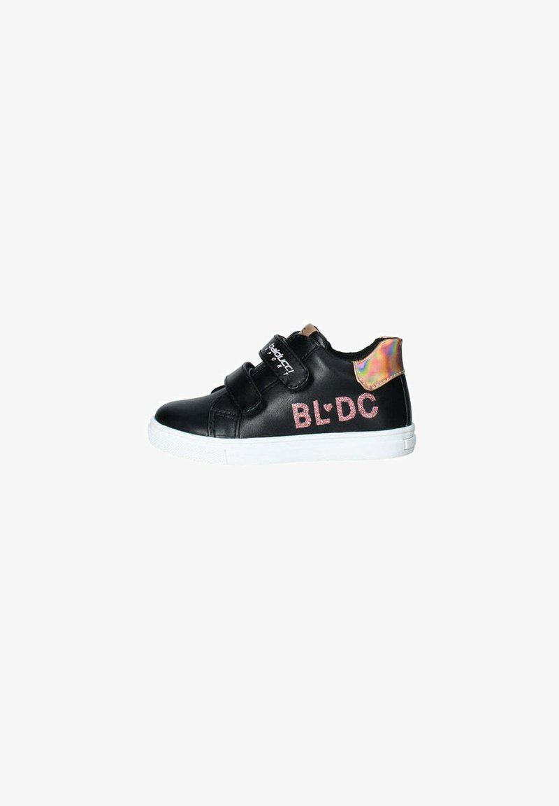 Sneaker nera in pelle con doppie chiusure in velcro, suola in gomma bianca e accento multicolore lucido sul tallone. Presenta la scritta "BL'DC" in lettere rosa.