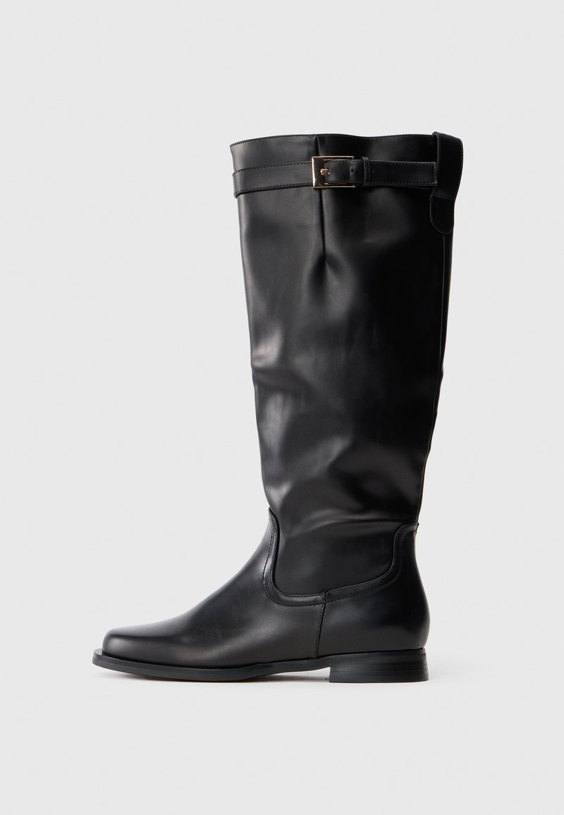 Bota de couro preta até o joelho com bico arredondado, salto baixo e uma faixa decorativa com fivela dourada perto do topo.