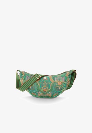 Grüne, halbmondförmige Umhängetasche mit filigranen Blumen- und geometrischen Mustern, verstellbarem gestreiftem Riemen und Reißverschluss.