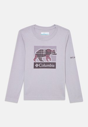 Lysegrå langærmet skjorte med et mønstret bjørnegrafik og "Columbia" logo på brystet og lille logo på venstre ærme.