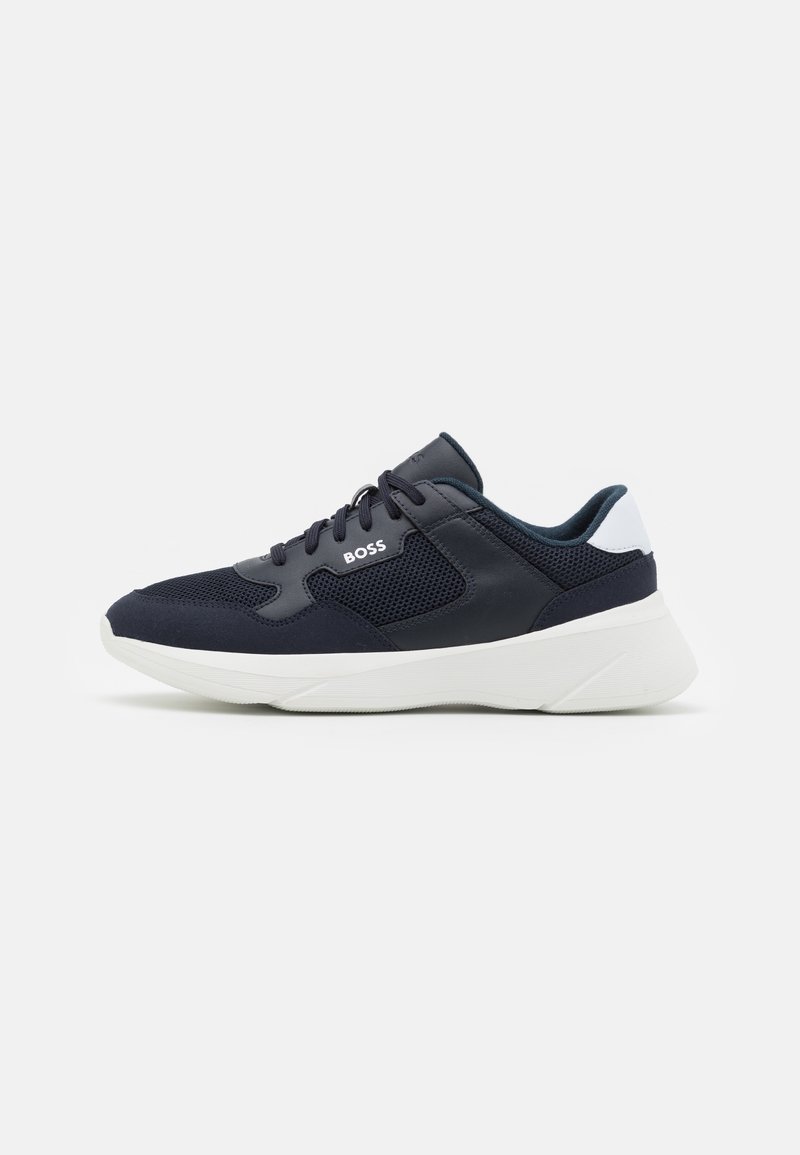 Baskets BOSS noir et blanc avec tige en mesh et cuir, design à lacets et semelle blanche épaisse visibles de profil sur fond blanc.