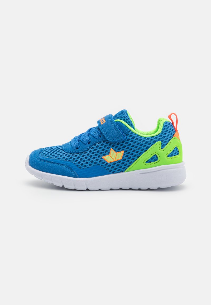 Modra mrežasta superga z zelenimi akcenti, belo podplatom in ježkom. Ima diamantni vzorec logotipa na strani in rdečo zanko.