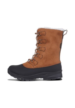 Bota alta de invierno con parte superior de ante marrón, parte inferior de goma negra, cordones en la parte delantera y forro de piel blanca visible en el borde superior.