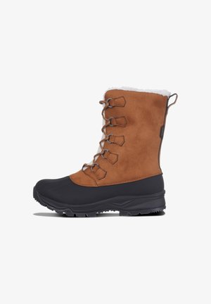 Bota alta de invierno con parte superior de ante marrón, parte inferior de goma negra, cordones en la parte delantera y forro de piel blanca visible en el borde superior.