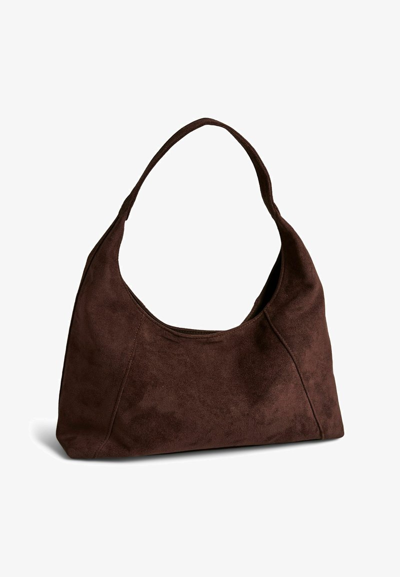 Σκούρα καφέ σουέντ τσάντα ώμου με ένα φαρδύ λουρί και μαλακό, χαλαρό ορθογώνιο σχήμα.