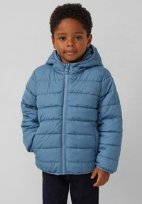 Helleblaue Steppjacke mit Kapuze, horizontal gesteppt und mit einem Reißverschluss vorne. Weicher Stoff, isoliertes Design, geeignet für kaltes Wetter.