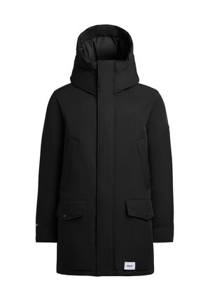 Giacca parka nera con colletto alto, chiusura frontale con zip, due tasche frontali e etichetta del marchio sulla parte inferiore. Tessuto liscio e design minimalista.