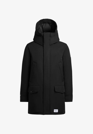 Schwarze Parka-Jacke mit hohem Kragen, Reißverschluss vorne, zwei Vordertaschen und einem Markenlabel am unteren Rand. Glatte Textur und minimalistisches Design.