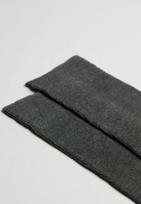 Dunkelgrauer gerippter Stoff, flache und längliche Form, mit einer glatten Textur und sauberen, geraden Kanten. Keine sichtbaren Muster oder Beschläge.